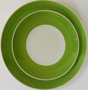 Assiette en porcelaine peinte à la main verte